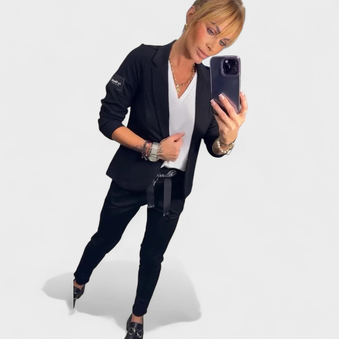 Ника – Персонализиран комплект: мек сако и широки панталони