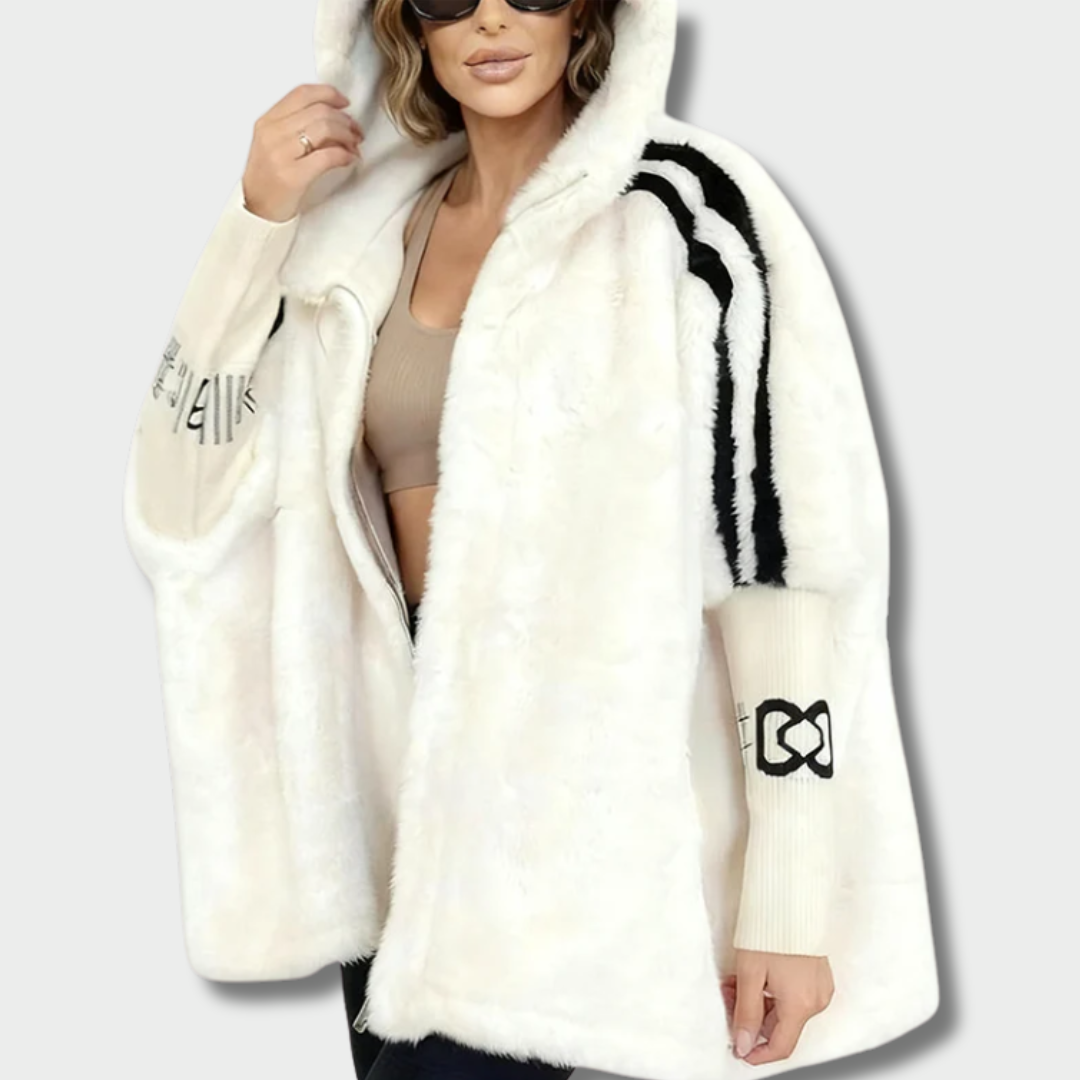 Николина – Плюшен дамски пуловер с качулка