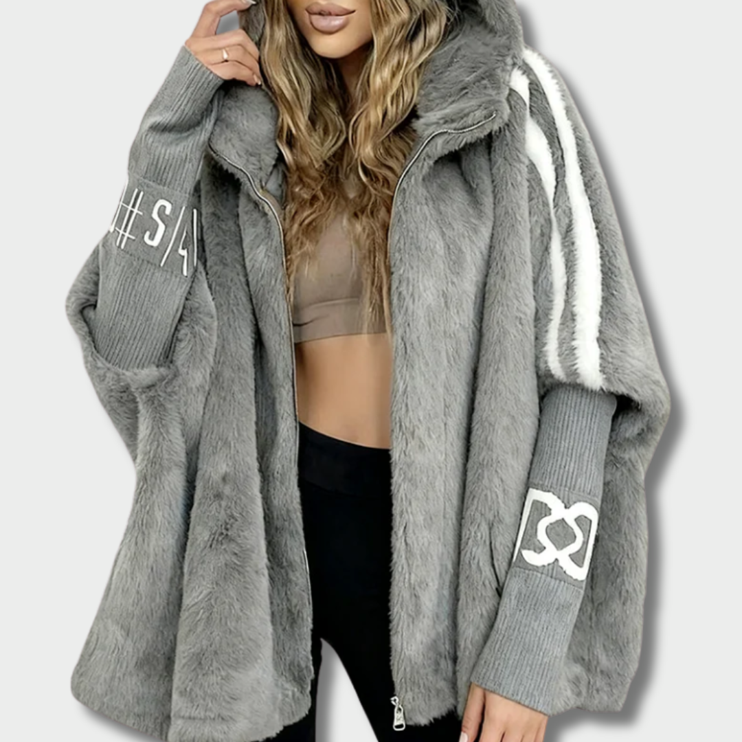 Николина – Плюшен дамски пуловер с качулка