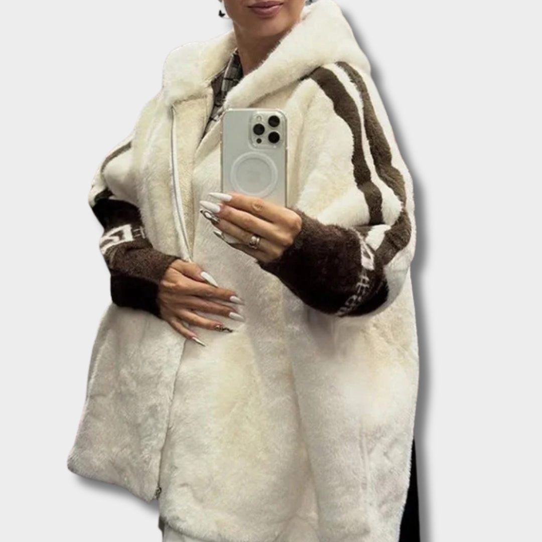 Николина – Плюшен дамски пуловер с качулка