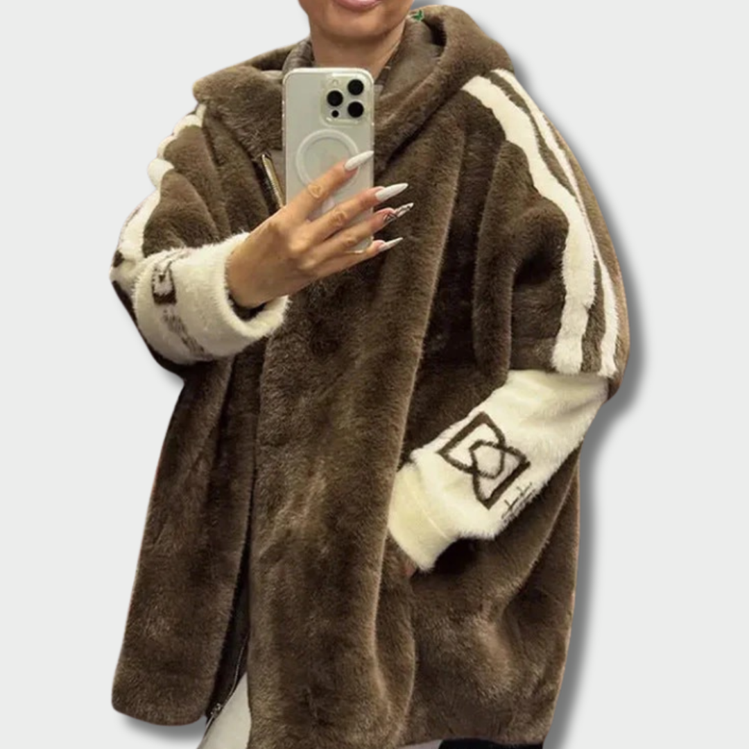 Николина – Плюшен дамски пуловер с качулка